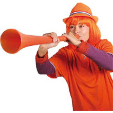 Oranssi Trilby-hattu, jossa on punavalkoinen-sininen nauha