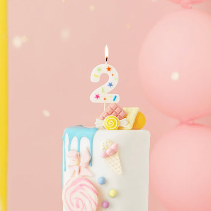 2 Jaar Kaars Gekleurd 10cm van Partydeco koop je bij Partywinkel