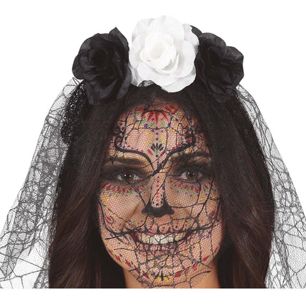 Musta ja valkoinen hiusnauha huntu