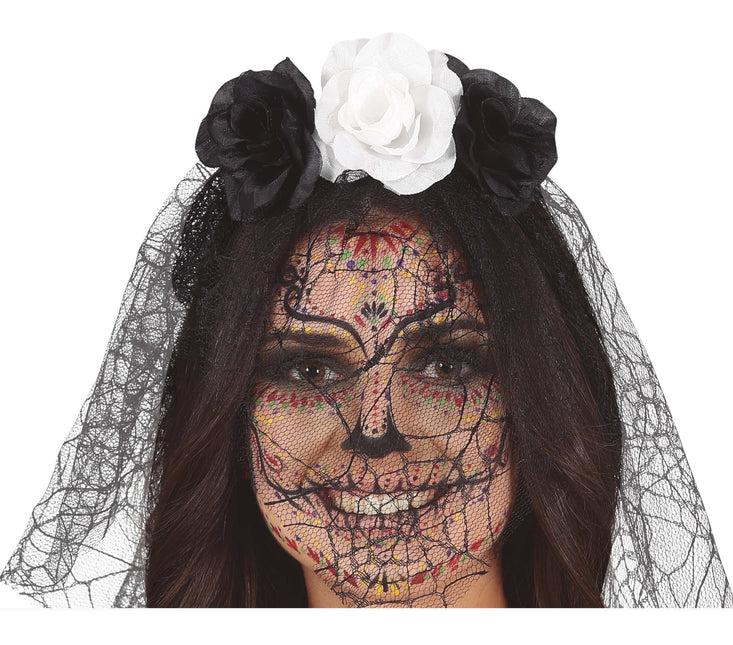 Musta ja valkoinen hiusnauha huntu