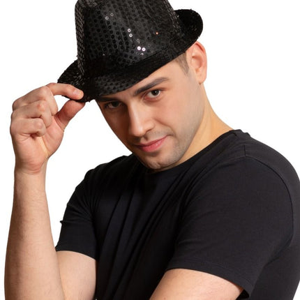 Sequinned hattu musta valolla ja paristoilla varustettuna