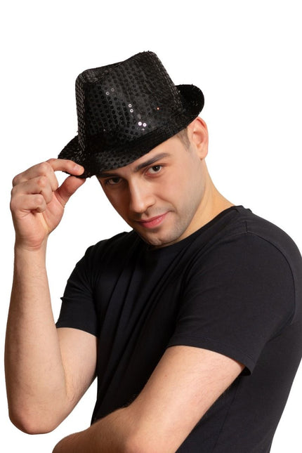 Sequinned hattu musta valolla ja paristoilla varustettuna