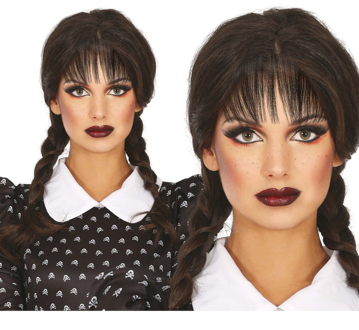 Musta peruukki, jossa on letit