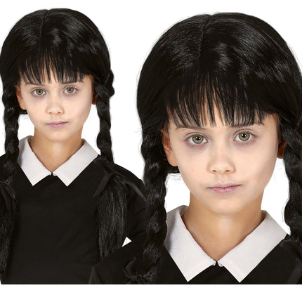 Musta peruukki punoksilla lapsi