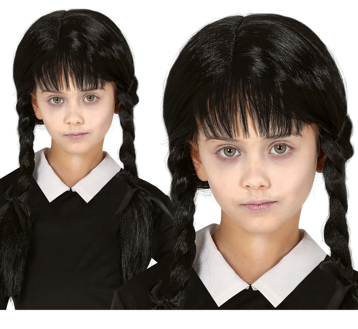 Musta peruukki punoksilla lapsi