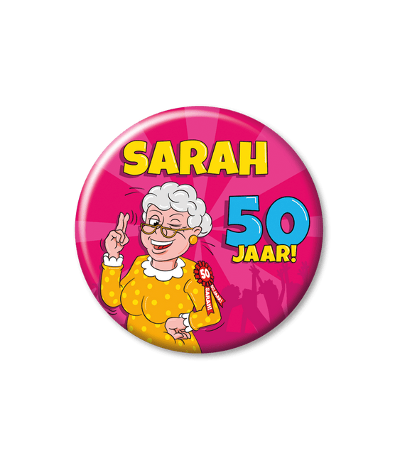 50 Jaar Button Hoera Sarah 5,5cm van Paper Dreams koop je bij Partywinkel