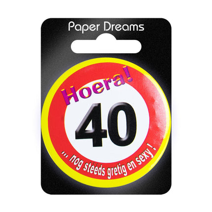 Button 40 Jaar Verkeersbord 5,5cm van Paper Dreams koop je bij Partywinkel