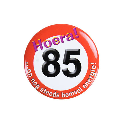 Button 85 Jaar Verkeersbord 5,5cm van Paper Dreams koop je bij Partywinkel