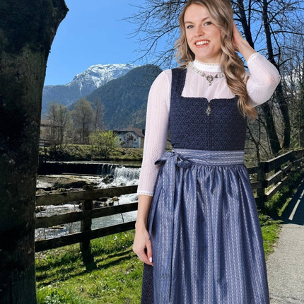 Donkerblauwe Dirndl Jurk Oktoberfest Dames Met Insteekzak 2 delig van Haus Huberts koop je bij Partywinkel