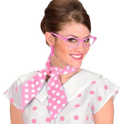 Vaaleanpunainen huivi valkoisilla pisteillä