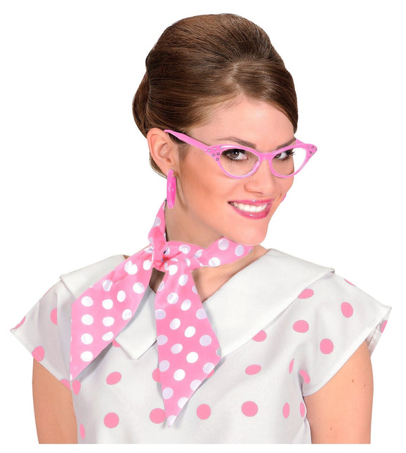 Vaaleanpunainen huivi valkoisilla pisteillä