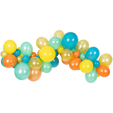 Värillinen ilmapallo kaari kesällä