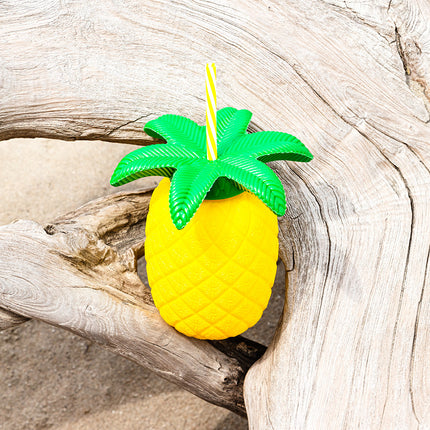 Kuppi oljen kanssa ananas