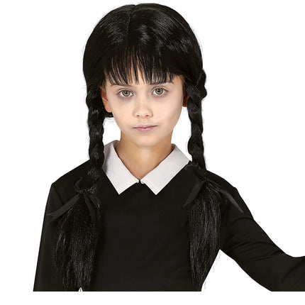 Musta peruukki punoksilla lapsi