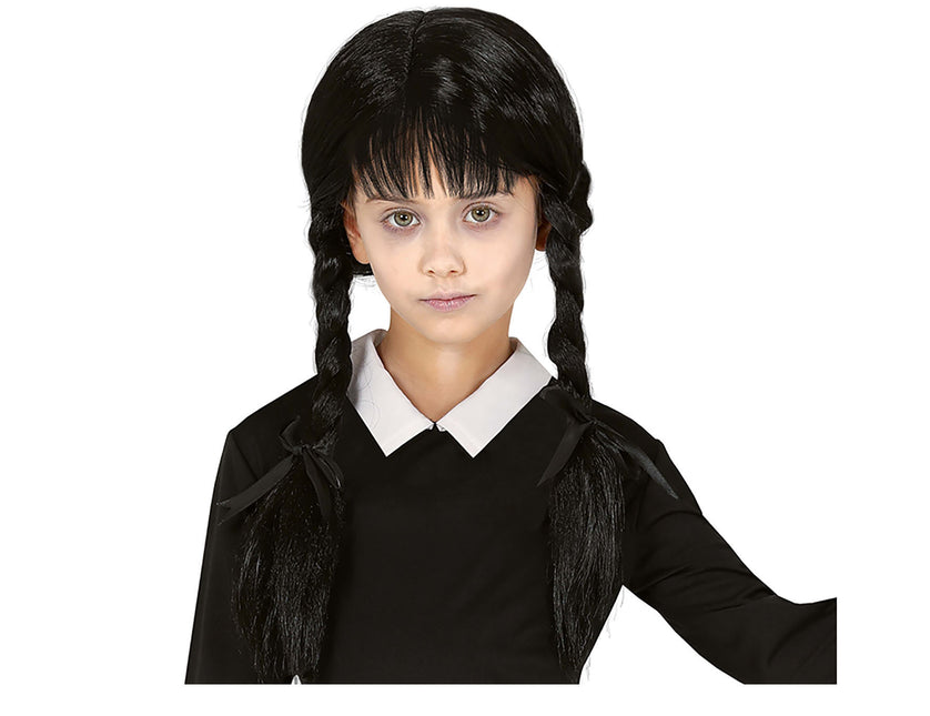 Musta peruukki punoksilla lapsi