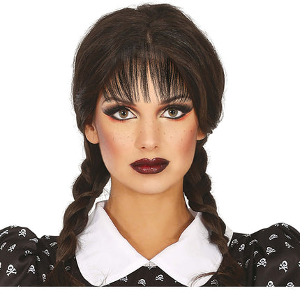 Musta peruukki, jossa on letit