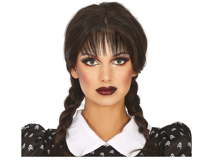 Musta peruukki, jossa on letit