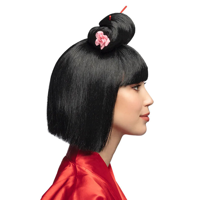 Musta peruukki tikkujen kanssa