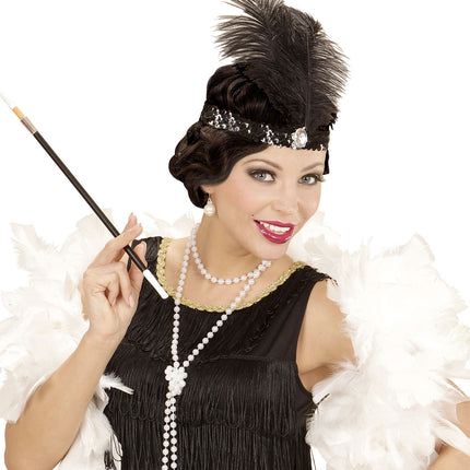 Musta otsapanta höyhenellä