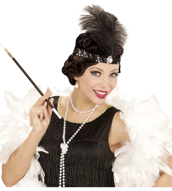 Musta otsapanta höyhenellä