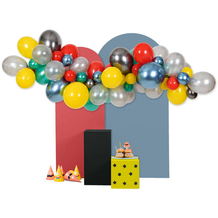 Värillinen ilmapallo kaari hirviö