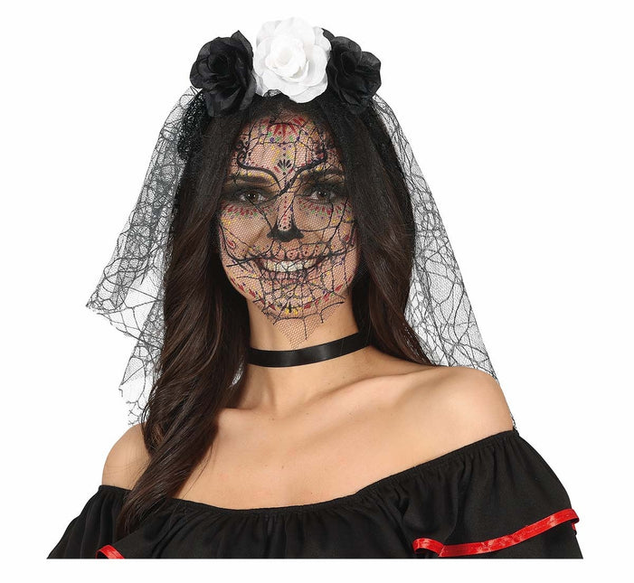 Musta ja valkoinen hiusnauha huntu