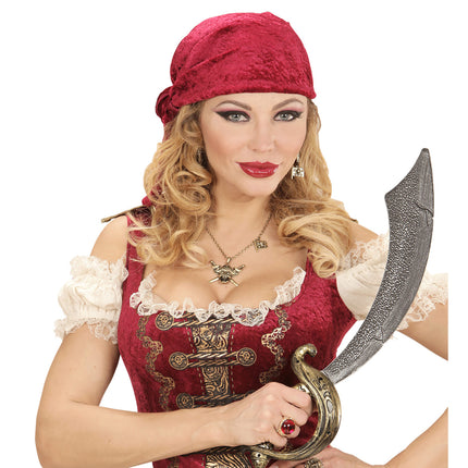 Kultainen rengas punaisella kivellä