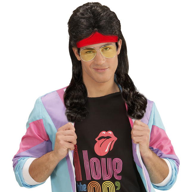 Punaiset hikinauhat peruukilla