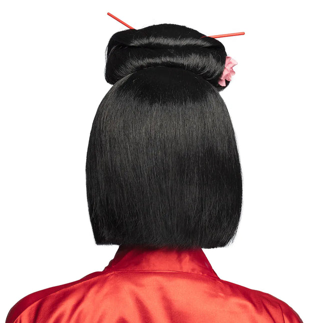 Musta peruukki tikkujen kanssa