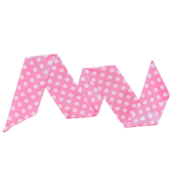 Vaaleanpunainen huivi valkoisilla pisteillä