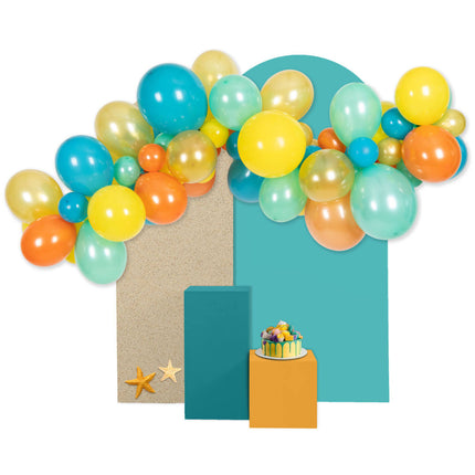 Värillinen ilmapallo kaari kesällä