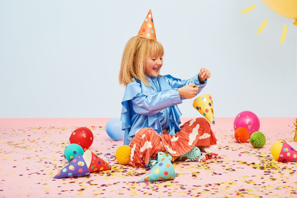 Gekleurde Feesthoedjes Stippen XL 16cm 6st van Partydeco koop je bij Partywinkel