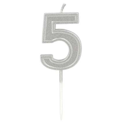 Kaarsje Elegant '5' zilver op prikker (3 x 4,2 x 0,7 cm) van Boland koop je bij Partywinkel