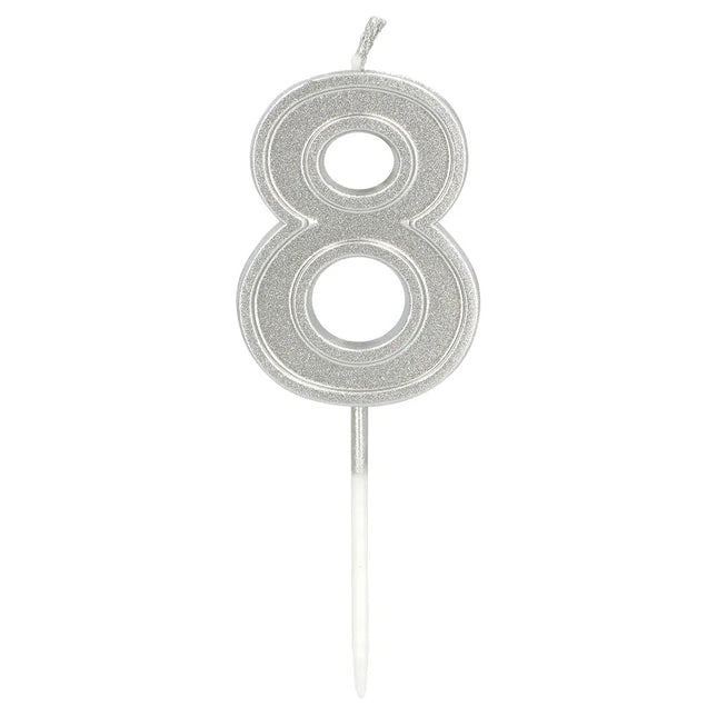 Kaarsje Elegant '8' zilver op prikker (3 x 4,2 x 0,7 cm) van Boland koop je bij Partywinkel