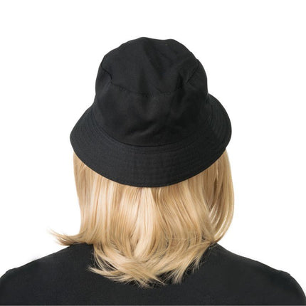 Lorenzo – Blond Haarpruik met Zwarte Bucket Hat van CHAKS koop je bij Partywinkel