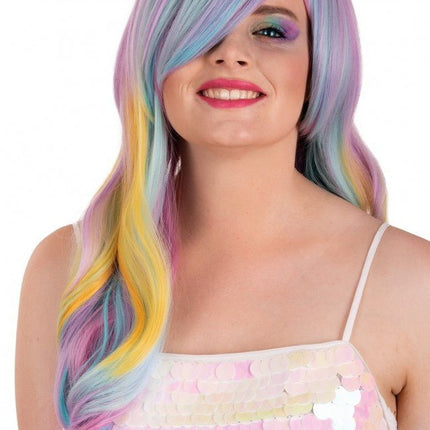 Pruik Selena Lang Met Krullen Pastel Regenboog Met Schuine Pony van PartyXplosion koop je bij Partywinkel