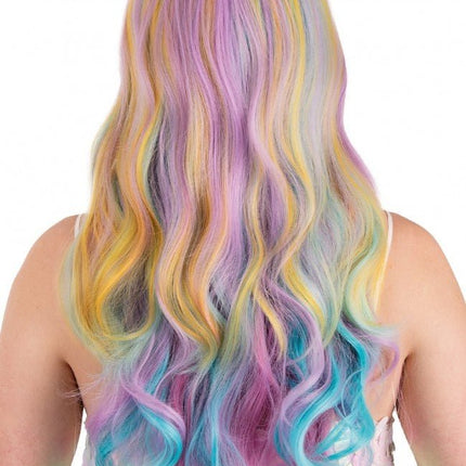 Pruik Selena Lang Met Krullen Pastel Regenboog Met Schuine Pony van PartyXplosion koop je bij Partywinkel