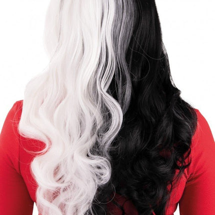 Pruik Selena Lang Met Krullen Zwart En Wit Met Een Witte Lok van PartyXplosion koop je bij Partywinkel