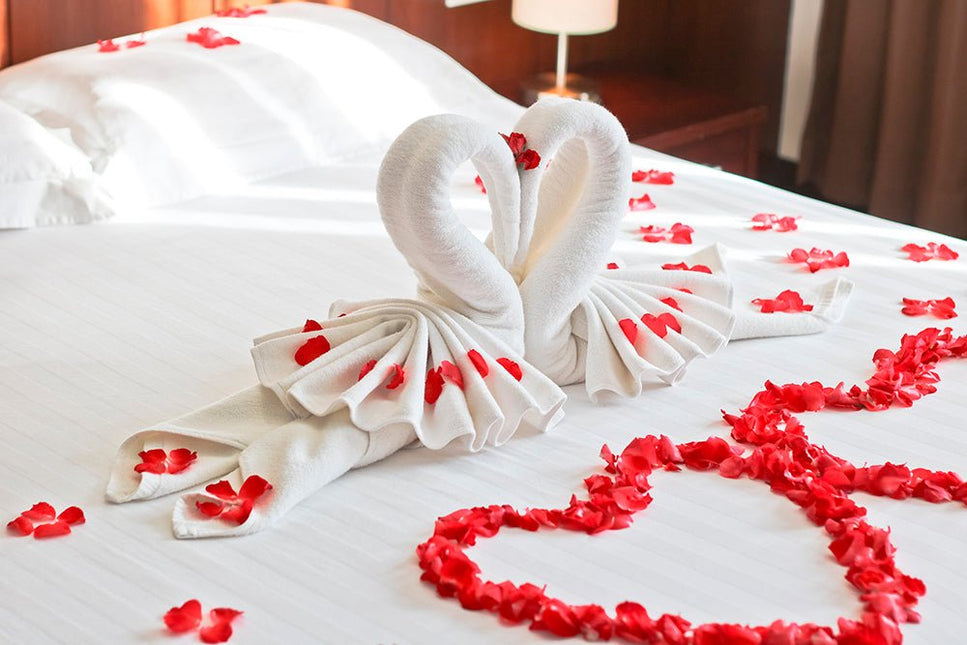 Rode Rozenblaadjes Zak 100st van Fiestas Guirca koop je bij Partywinkel